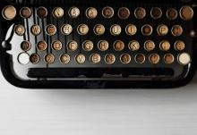 Photo of an antique typewriter